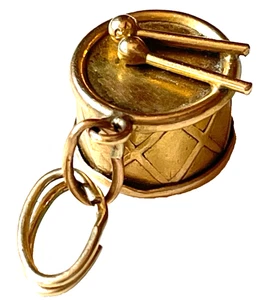 1980's~VINTAGE 750- 18k YELLOW GOLD DRUM 3D DRUMSTICKS CHARM -2 gr. - Picture 1 of 6
