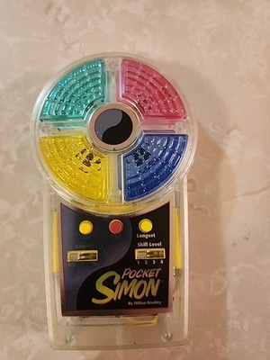 Juego de viaje portátil electrónico vintage Pocket Simon Milton Bradley 1995 Foto 1 de 4