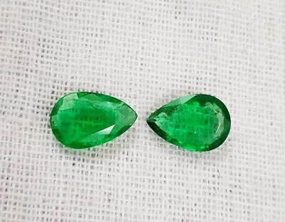 Par de piedras preciosas sueltas de pera de Zambia certificadas de 1,38 quilates de esmeralda natural Foto 1 de 4