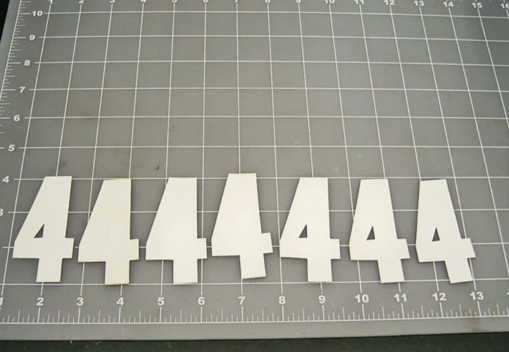 4 号贴纸 3 英寸白色乙烯基 7 数量比赛评分免运费 — 第 1/1 张图片