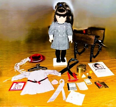 Lote de escritorio escolar American Girl Samantha’s ~ escritorio, muñeca, almuerzo, suministros y más Foto 1 de 4