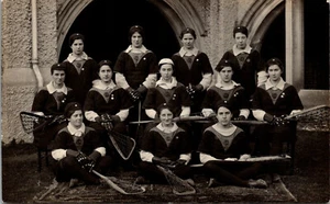 BRIGHTON, INGLAND - EQUIPO DE LACROSSE DE MUJER - ANTIGUA FOTO POSTAL REAL - Imagen 1 de 2