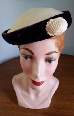 SOMBRERO PASTILLERO BOINA VINTAGE AÑOS 30 40. 4 TEMPORADAS PIQUÉ Y TERCIOPELO DE SEDA MORADO blanco marino Foto 1 de 4