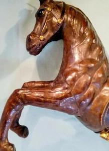 Antike Skulptur steigendes Pferd aus Leder dunkelbraun  - Bild 1 von 8