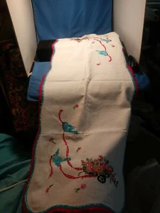 TOP TISCHLÄUFER KOMMODE SCHAL HANDARBEIT BESTICKT BLAU VOGEL BLUMEN.. - Bild 1 von 8