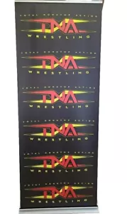 Striscione retrattile logo ufficiale TNA Wrestling evento 8x3ft usato con custodia - Foto 1 di 9