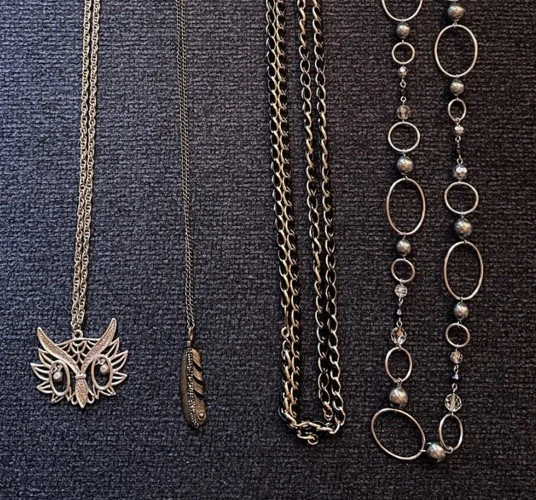 Juego de 4 collares: búho, pluma, cadena negra y de sujeción y lazos ovalados Foto 1 de 4