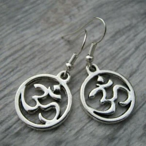 PENDIENTES OHM 1.7" Om Gota Cuelga Acero Inoxidable Alambres para las Orejas Yoga Meditación Hindú - Imagen 1 de 4