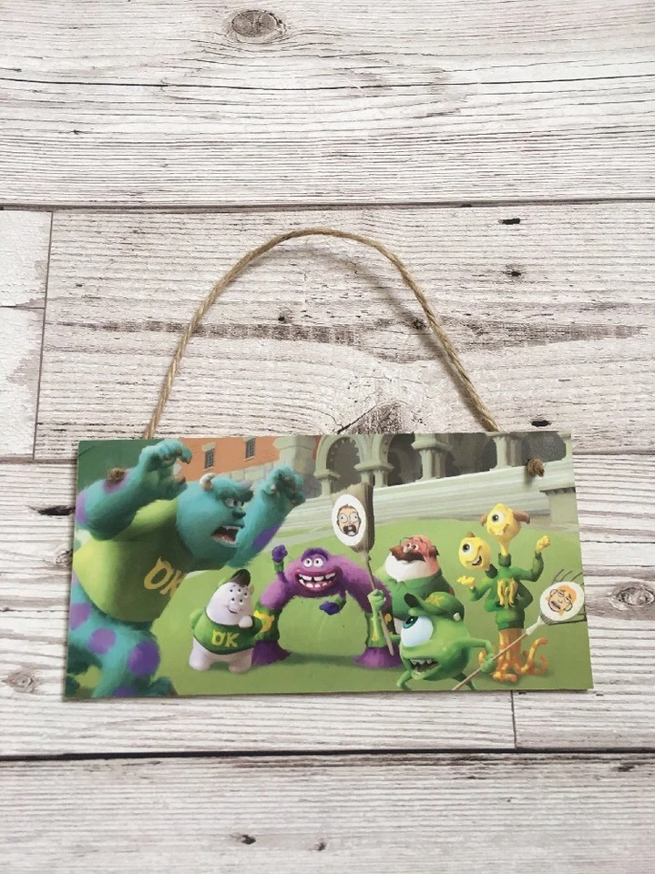 Placa de parede feita à mão Monsters University pendurada - Imagem 1 de 1