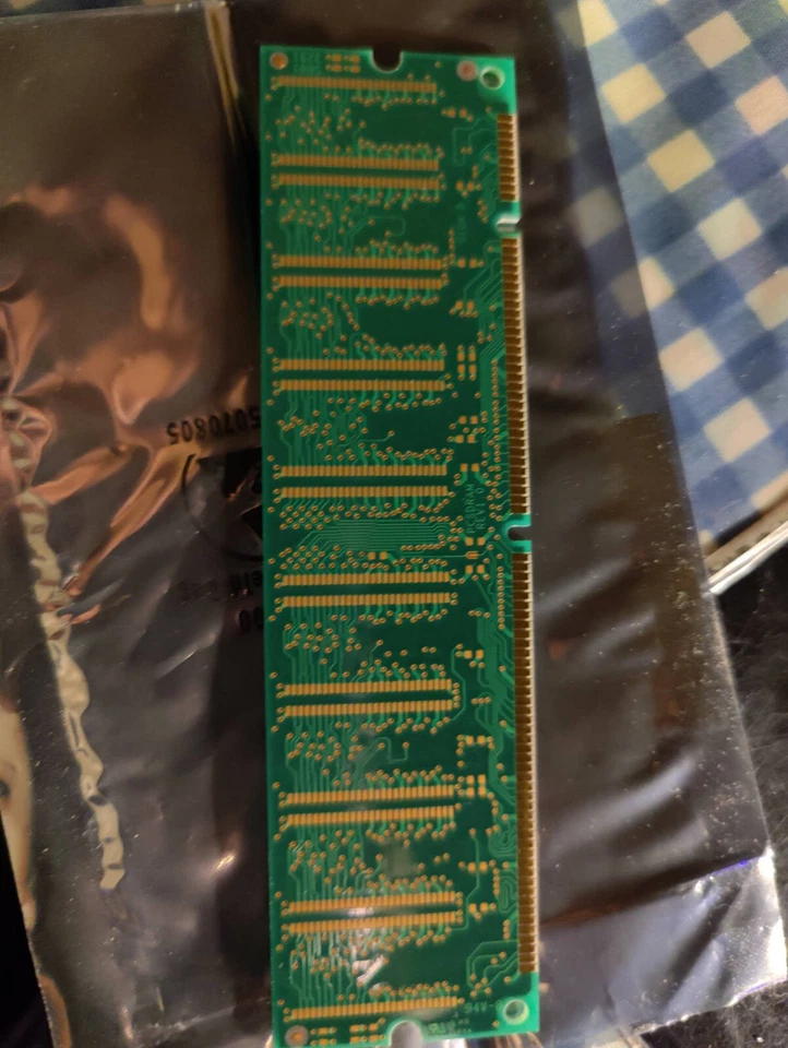 Micron MT8LSDT864AG-10CB4 64MB PC100 100MHz non-ECC CL2 168-Pin DIMM Memory - Image 1 of 4