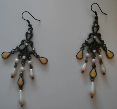 Ohrringe Ornamente mit Perlen und hängende Tropfenperlen an Ketten ca. 7 cm lang - Bild 1 von 4