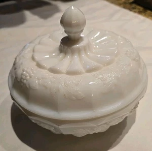 Vintage Westmoreland getäfelt Traubenmuster Milchglas 6,5"x5" bedeckt Süßigkeitenschale - Bild 1 von 3