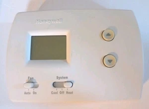 Termostato digital no programable Honeywell TH3110D1008 Pro blanco funcionando - Imagen 1 de 4