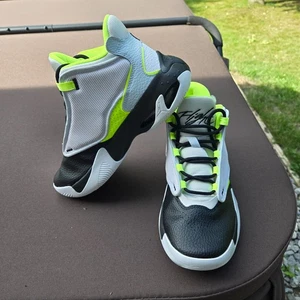 NIKE Air Jordan Max Aura 4 GS in the Platinum Black Volt Size 7Y - Picture 1 of 6