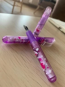Minifüller in lila mit Kusslippen und Herzchen - Leicht und handlich - Bild 1 von 2