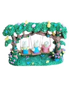 Pascua 3 conejitos columpiándose en un árbol resina conejos de Pascua decoración árbol cerca huevos  - Imagen 1 de 7