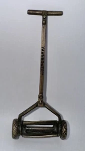 Vintage YawnMower Razor Lawnmower 1994 Novelty Shaving Razor - Picture 1 of 7