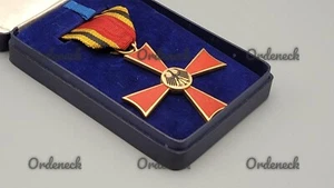 FEDERAL CROSS OF MERIT ON RIBBON WITH ROUNDED CASE - EARLY 1950'S VERSION - Picture 1 of 10