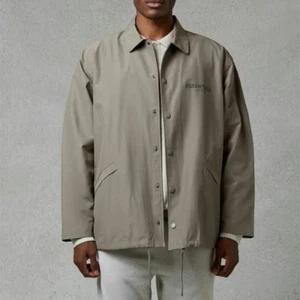 FOG Fear of God Essentials Oversized Coaches Jacket in Taupe Men’s Large - Bild 1 von 10