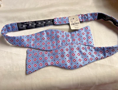 Pajarita ajustable para hombre azul con patrón floral rojo y blanco se adapta a 13 3/4"-15" Foto 1 de 4