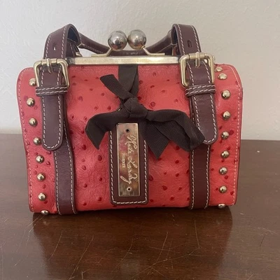 Bolso Kate Landry Coral Avestruz Cuero Genuino Asa Superior Bloqueo de Beso Foto 1 de 4