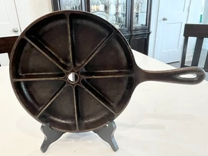 Vintage Lodge Cast Iron Cornbread Skillet USA D 8 CB 8 Wedges Scones Muffins - Picture 1 of 9