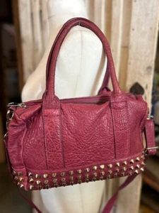 Bolso de hombro y asa superior estilo motociclista con tachuelas de cuero rojo meñique Tabitha - Imagen 1 de 6