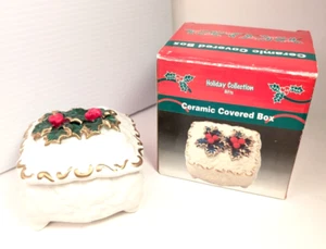 CHRISTMAS VINTAGE CERAMIC TRINKET BOX WHITE W/ HOLLY BERRIES GREEN WHITE GOLD - Picture 1 of 22
