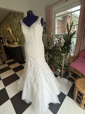  Vestido de novia MoriLee - Reino Unido 20 / EE. UU. 16 - Vestido de novia con cuentas espalda en V Foto 1 de 4