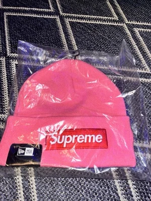 Gorro Supreme FW 25 Rosa Logo Caja en Mano LISTO PARA ENVIAR Foto 1 de 2