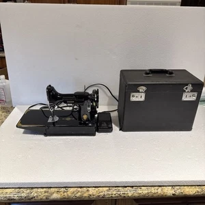 1952 SINGER 221 FEATHERWEIGHT SEWING MACHINE SERIAL Ak752551 - Picture 1 of 16
