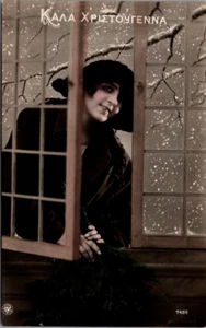FELIZ NAVIDAD Mujer Sonriendo a través de la ventana ESCENA DE INVIERNO RPPC Postal - Imagen 1 de 2
