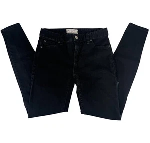 Pantalones de mezclilla ajustados negros Free People Destroyed talla 25 con orificio para la rodilla vanguardistas elegantes ajustados - Imagen 1 de 14