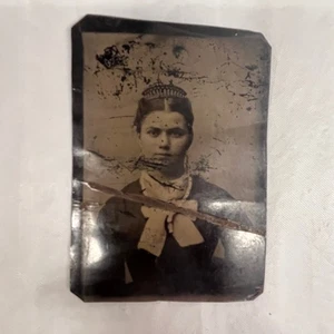 Antique / Vintage photo Tintype - Portrait of a woman / Young Lady - Collectible - Picture 1 of 6