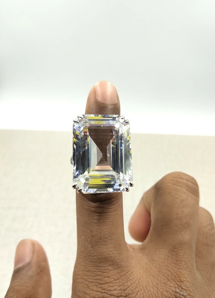 Enorme anillo transparente blanco corte esmeralda 68,65 quilates circonita cúbica tres piedras para mujer Foto 1 de 4