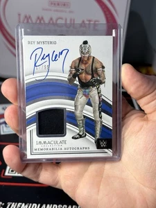 2023 Panini Immaculate WWE Rey Mysterio Patch Auto Silver #17/99 On Card Auto - Bild 1 von 2