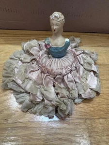 Antica spilla vittoriana anni '20 cuscino mezzo ~ dama in gesso con abito in pizzo raso - Foto 1 di 9