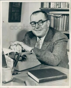1964 Pressefoto Sportjournalist Jimmy Cannon an seinem Schreibtisch Schreibmaschine - Bild 1 von 2
