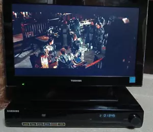 Sistema de cine en casa Samsung HT-Z420 con reproductor de DVD y transmisor inalámbrico - Imagen 1 de 10