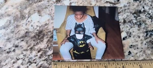 FOTO A COLOR ENCONTRADA NIÑO AFROAMERICANO EN DISFRAZ DE HALLOWEEN BATMAN SUPERHÉROE - Imagen 1 de 6