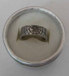 Anillo de acero inoxidable con banda de corazón de telaraña negra talla 10 #ST479 - Imagen 1 de 6