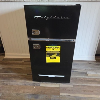 Frigidaire 3,2 pies cúbicos 2 puertas retro compacto bar refrigerador, EFR840, negro Foto 1 de 4