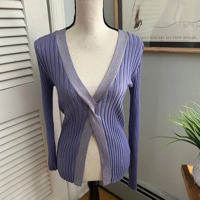 Suéter FOREVER 21 Mujer Mediano Metálico Púrpura Acanalado Tejido Sumergido V Vacaciones Foto 1 de 4