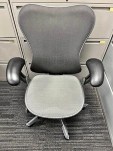 Herman Miller Mirra Fully Loaded Chair Lumbar Grey/Graphite - Butterfly Back - Imagen 1 de 5