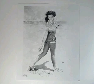 Pin Up de actriz fotográfica Jane Russell on Beach Sand 8x10 en blanco y negro - Imagen 1 de 1