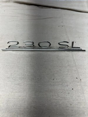 Maletero Mercedes Benz W113 230SL, logotipo de tapa de cubierta  Foto 1 de 2