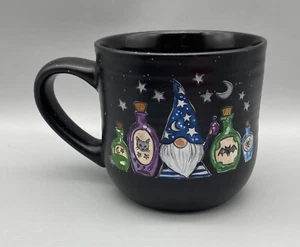 Taza de café de Halloween gnomo pociones mágicas telarañas y calderos negros 16 oz - Imagen 1 de 9