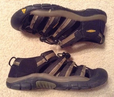 EUC! Youth Keen Waterproof Black/Khaki Shoes Sz 4 - Image 1 of 4