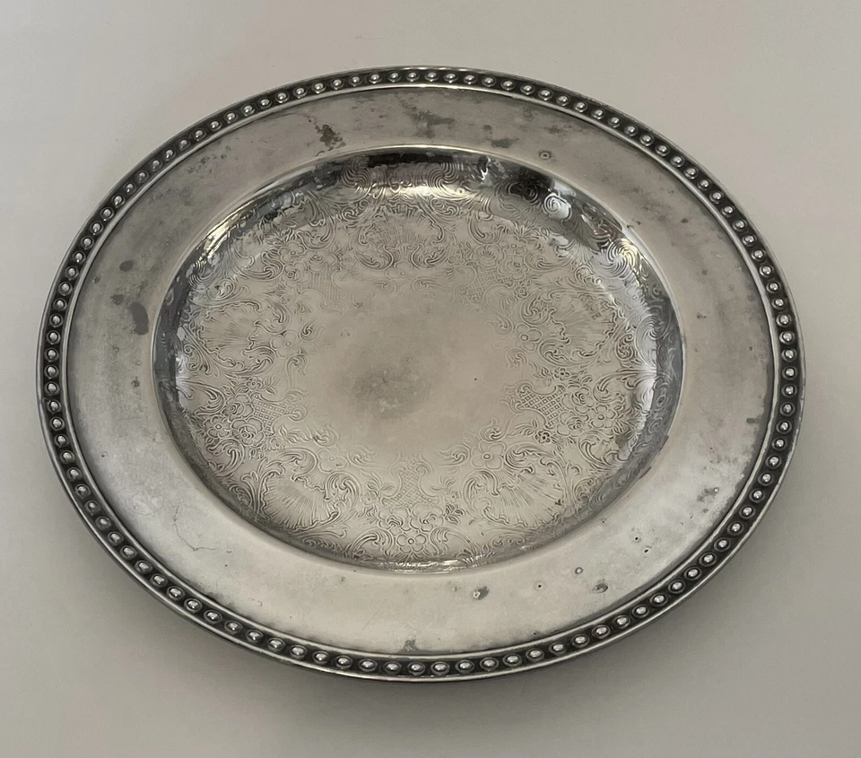 Placa redonda enchapada en plata Wm Rogers diseño de desplazamiento floral grabado borde punteado 10" Foto 1 de 4