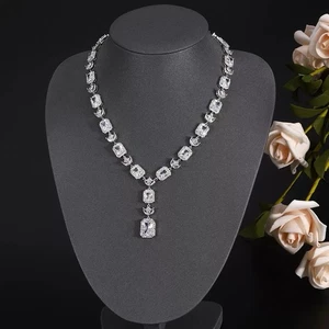 Set collana e orecchini da sposa con zirconi Swarovski - Foto 1 di 5